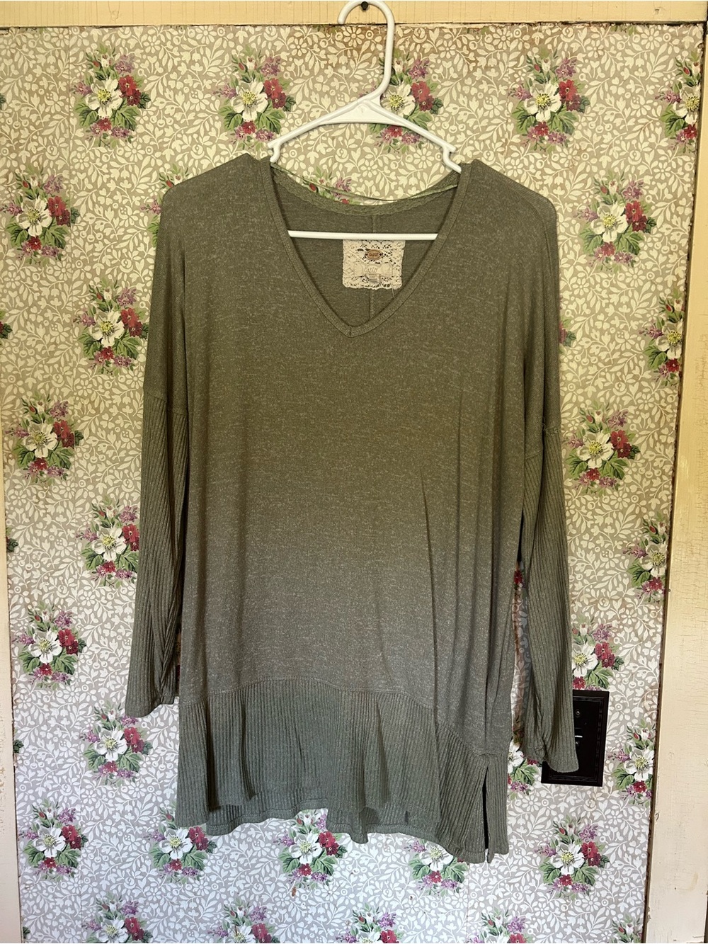 Cupio Olive Green V-Neck Lightweight Pullover